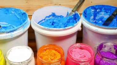 renkli Plastisol mürekkep çam ahşap masa üzerinde şeffaf şişede. Plastisol mürekkep yararlı tee gömlek fabrika ve Sanayi İhracat için
