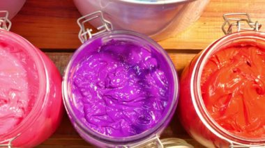 renkli Plastisol mürekkep ekran yazdırma tee gömlek için pinewood masada açık cam olabilir. Plastisol mürekkep yararlı tee gömlek fabrika ve Sanayi İhracat için