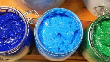 Plastisol mürekkep çam ahşap masa üzerinde şeffaf şişede renkli serin tonu. Plastisol mürekkep yararlı tee gömlek fabrika ve Sanayi İhracat için