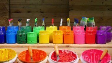 renkli Plastisol mürekkep çam ahşap masa üzerinde şeffaf şişede. Plastisol mürekkep yararlı tee gömlek fabrika ve Sanayi İhracat için
