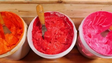 renkli sıcak sesi Plastisol mürekkep çam ahşap masa üzerinde şeffaf şişede. Plastisol mürekkep yararlı tee gömlek fabrika ve Sanayi İhracat için