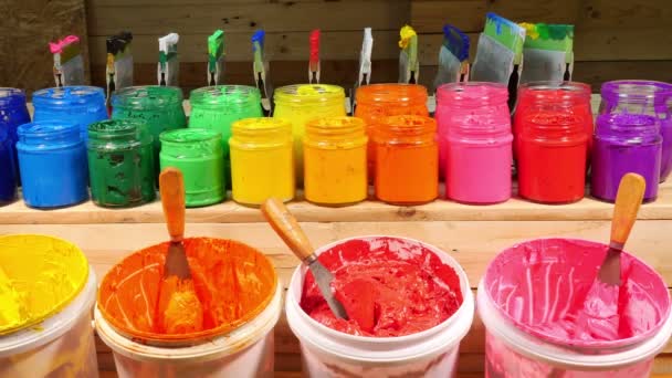 Coloré Plastisol Encre Dans Boîte Verre Clair Sur Boîte Bois — Video