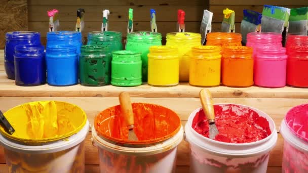 彩色的塑胶墨水在透明的瓶子上松树木桌上 塑胶墨水在 T恤衫厂和出口行业中有用 — 图库视频影像