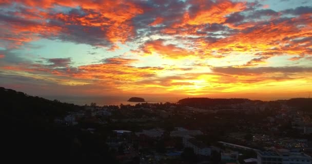在日落的时候 在卡塔村普吉岛上空鸟瞰 全景风景日落在安达曼海 卡塔海滩和卡伦海滩中间的小蒲岛 — 图库视频影像