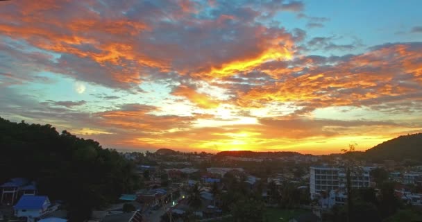 Vista Aérea Acima Aldeia Kata Phuket Pôr Sol Paisagem Panorâmica — Vídeo de Stock