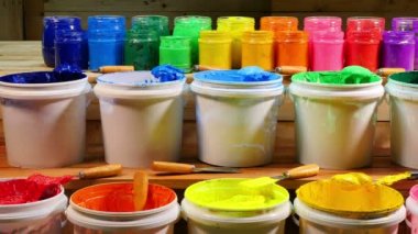 renkli Plastisol mürekkep çam ahşap masa üzerinde şeffaf şişede. Plastisol mürekkep yararlı tee gömlek fabrika ve Sanayi İhracat için