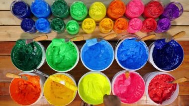 en iyi manzarası renkli Plastisol mürekkep şeffaf şişede çam ahşap masa üzerinde. Plastisol mürekkep yararlı tee gömlek fabrika ve Sanayi İhracat için