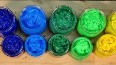 en iyi manzarası renkli Plastisol mürekkep şeffaf şişede çam ahşap masa üzerinde. Plastisol mürekkep yararlı tee gömlek fabrika ve Sanayi İhracat için