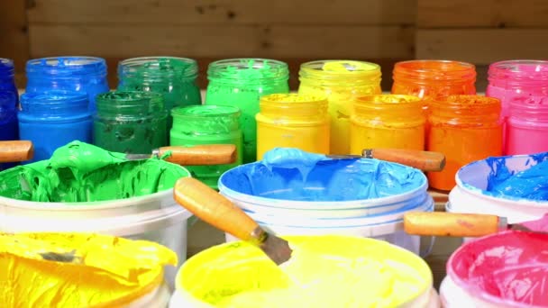 Primer Plano Colorido Plastisol Tinta Botella Transparente Sobre Tabla Madera — Vídeo de stock