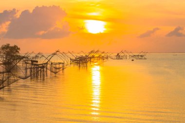 Balık tutma tuzak Pak Pra Talay Noi Denizi Tayland güneyinde Phatthalung yukarıda altın gökyüzü