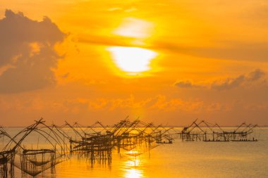 Balık tutma tuzak Pak Pra Talay Noi Denizi Tayland güneyinde Phatthalung yukarıda altın gökyüzü