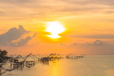Balık tutma tuzak Pak Pra Talay Noi Denizi Tayland güneyinde Phatthalung yukarıda altın gökyüzü