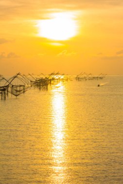 Balık tutma tuzak Pak Pra Talay Noi Denizi Tayland güneyinde Phatthalung yukarıda altın gökyüzü
