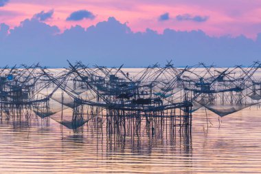 Balık tutma tuzak Pak Pra Talay Noi Denizi Tayland güneyinde Phatthalung yukarıda altın gökyüzü