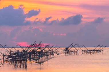 Balık tutma tuzak Pak Pra Talay Noi Denizi Tayland güneyinde Phatthalung yukarıda altın gökyüzü