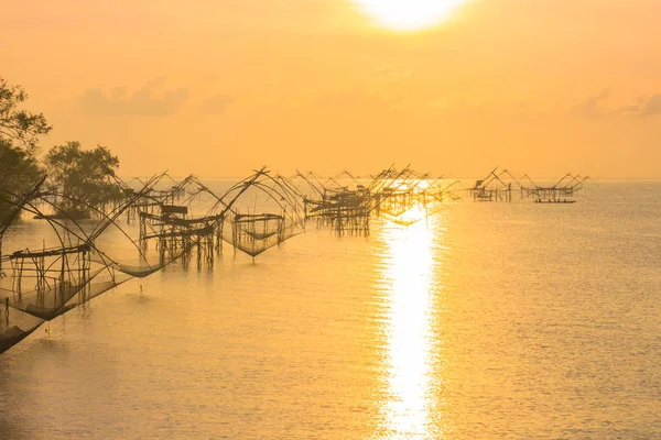 Balık tutma tuzak Pak Pra Talay Noi Denizi Tayland güneyinde Phatthalung yukarıda altın gökyüzü