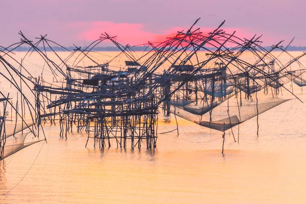 泰国南部 Phatthalung 大海海里的钓鱼陷阱上的金色天空 — 图库照片