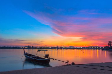 sahne gündoğumu Sarasin köprü yukarıda. balıkçı tekneleri Sarasin sahilde otopark. Sarasin köprü Phang Nga ilinde ve Phuket bağlama. 