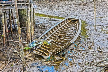 Ban Sam Chong balıkçı köyü'nde çamur içinde kırık balıkçı teknesi