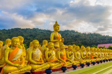 bir sürü küçük Buda heykelleri dünyaca Bucha Budist anıt Park Nakornnayok il arasında altın büyük Buda heykeli.