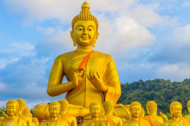 bir sürü küçük Buda heykelleri dünyaca Bucha Budist anıt Park Nakornnayok il arasında altın büyük Buda heykeli.