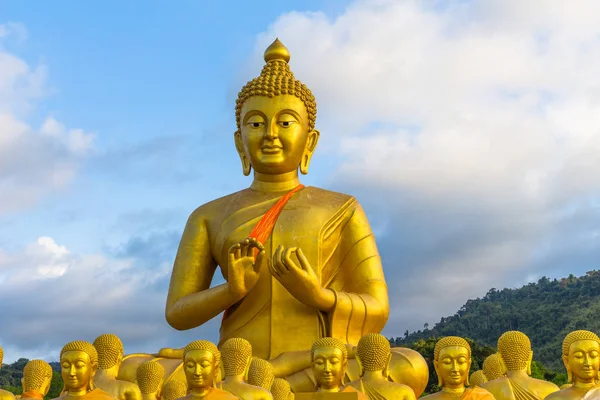 Den Gyllengula Stora Buddha Statyn Bland Massa Små Buddha Statyer — Stockfoto