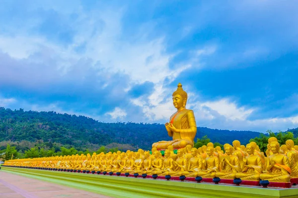 Estátua Buda Grande Ouro Entre Monte Pequenas Estátuas Buda Makha — Fotografia de Stock