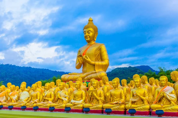 Arany Nagy Buddha Szobor Között Egy Csomó Kis Buddha Szobrok — Stock Fotó