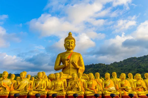 bir sürü küçük Buda heykelleri dünyaca Bucha Budist anıt Park Nakornnayok il arasında altın büyük Buda heykeli.