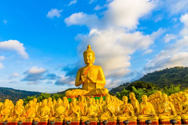 bir sürü küçük Buda heykelleri dünyaca Bucha Budist anıt Park Nakornnayok il arasında altın büyük Buda heykeli.
