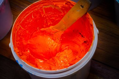 beyaz plastik varil mürekkep plastisol portakal rengi. plastisol mürekkep tee gömlek üzerine baskı için özel olarak ve herhangi bir kumaş plastisol mürekkep yağlı tip temizlik ve yağ ile karıştırın