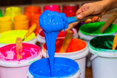 mavi renkte plastisol mürekkep mağaza varil dışarı kepçe. çeşitli renklerde plastisol mürekkep tee gömlek fabrikası ana renk mavi yeşil sarı turuncu kırmızı ve siyah renk olduğunu 