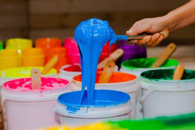 mavi renkte plastisol mürekkep mağaza varil dışarı kepçe. çeşitli renklerde plastisol mürekkep tee gömlek fabrikası ana renk mavi yeşil sarı turuncu kırmızı ve siyah renk olduğunu 