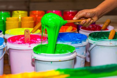 yeşil renkte plastisol mürekkep mağaza varil dışarı kepçe. çeşitli renklerde plastisol mürekkep tee gömlek fabrikası ana renk mavi yeşil sarı turuncu kırmızı ve siyah renk olduğunu 