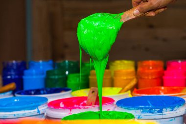 yeşil renkte plastisol mürekkep mağaza varil dışarı kepçe. çeşitli renklerde plastisol mürekkep tee gömlek fabrikası ana renk mavi yeşil sarı turuncu kırmızı ve siyah renk olduğunu 