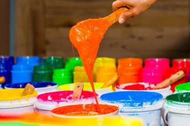 turuncu renkte plastisol mürekkep mağaza varil dışarı kepçe. çeşitli renklerde plastisol mürekkep tee gömlek fabrikası ana renk mavi yeşil sarı turuncu kırmızı ve siyah renk olduğunu 