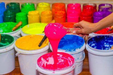 pembe renkte plastisol mürekkep mağaza varil dışarı kepçe. çeşitli renklerde plastisol mürekkep tee gömlek fabrikası ana renk mavi yeşil sarı turuncu kırmızı ve siyah renk olduğunu 