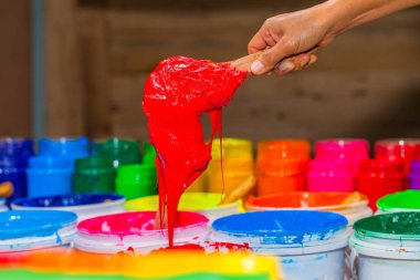 kırmızı renkte plastisol mürekkep mağaza varil dışarı kepçe. çeşitli renklerde plastisol mürekkep tee gömlek fabrikası ana renk mavi yeşil sarı turuncu kırmızı ve siyah renk olduğunu 