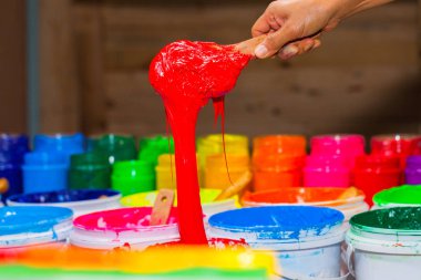 kırmızı renkte plastisol mürekkep mağaza varil dışarı kepçe. çeşitli renklerde plastisol mürekkep tee gömlek fabrikası ana renk mavi yeşil sarı turuncu kırmızı ve siyah renk olduğunu 