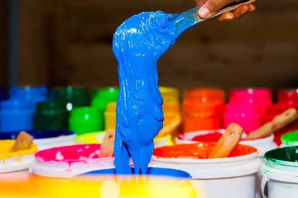 Schöpfen Sie Die Blaue Farbe Der Plastisol Tinte Aus Der — Stockfoto