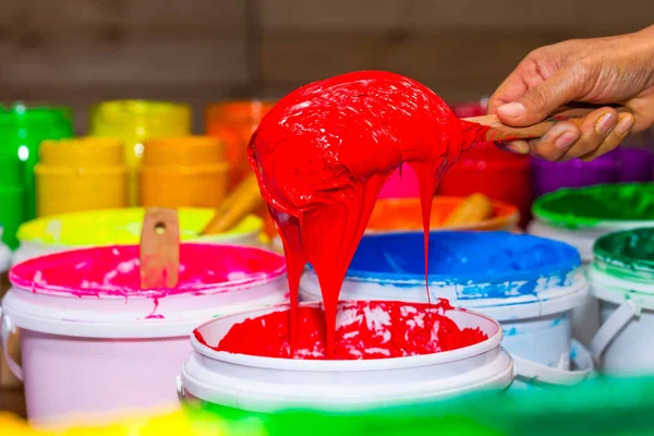 kırmızı renkte plastisol mürekkep mağaza varil dışarı kepçe. çeşitli renklerde plastisol mürekkep tee gömlek fabrikası ana renk mavi yeşil sarı turuncu kırmızı ve siyah renk olduğunu 