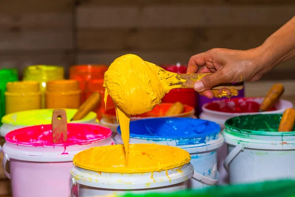 sarı renkte plastisol mürekkep mağaza varil dışarı kepçe. çeşitli renklerde plastisol mürekkep tee gömlek fabrikası ana renk mavi yeşil sarı turuncu kırmızı ve siyah renk olduğunu 