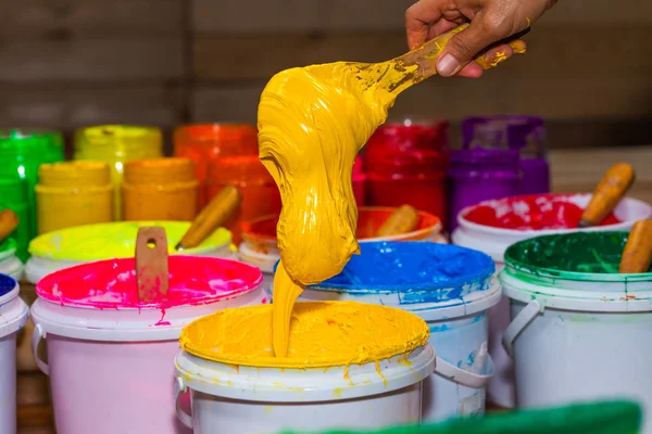 sarı renkte plastisol mürekkep mağaza varil dışarı kepçe. çeşitli renklerde plastisol mürekkep tee gömlek fabrikası ana renk mavi yeşil sarı turuncu kırmızı ve siyah renk olduğunu 