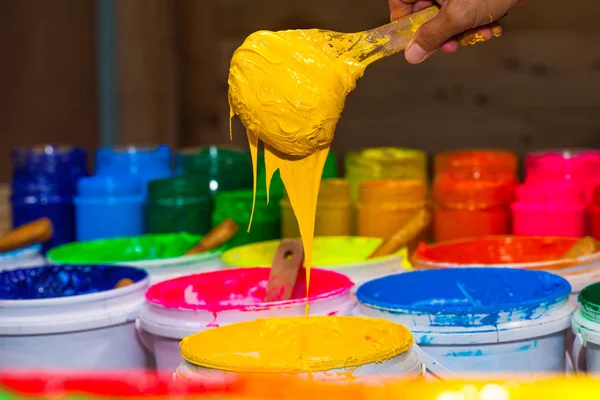 sarı renkte plastisol mürekkep mağaza varil dışarı kepçe. çeşitli renklerde plastisol mürekkep tee gömlek fabrikası ana renk mavi yeşil sarı turuncu kırmızı ve siyah renk olduğunu 