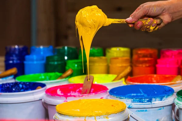 sarı renkte plastisol mürekkep mağaza varil dışarı kepçe. çeşitli renklerde plastisol mürekkep tee gömlek fabrikası ana renk mavi yeşil sarı turuncu kırmızı ve siyah renk olduğunu 