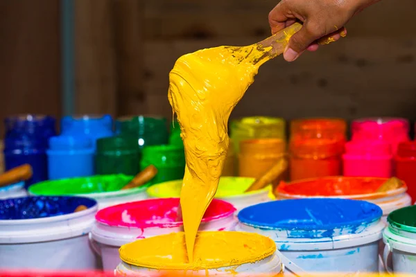 sarı renkte plastisol mürekkep mağaza varil dışarı kepçe. çeşitli renklerde plastisol mürekkep tee gömlek fabrikası ana renk mavi yeşil sarı turuncu kırmızı ve siyah renk olduğunu 