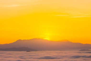 sis tropikal yağmur ormanları ve güzel gündoğumu sahne dağda yukarıda Phang Nga Vadisi görünümünde