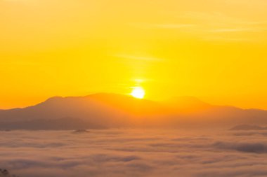 sis tropikal yağmur ormanları ve güzel gündoğumu sahne dağda yukarıda Phang Nga Vadisi görünümünde