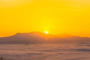sis tropikal yağmur ormanları ve güzel gündoğumu sahne dağda yukarıda Phang Nga Vadisi görünümünde