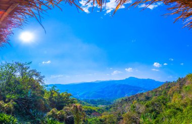 Doi bana göster Pha Doi bak Nangnon Dağları'nın Maesai Chiang Rai şeklinde gördüğünüz nokta uyuyan kadınlar gibi. Doi Nang sigara içinde bu mağarada kaybettim büyük ve uzun mağara çocuk var.